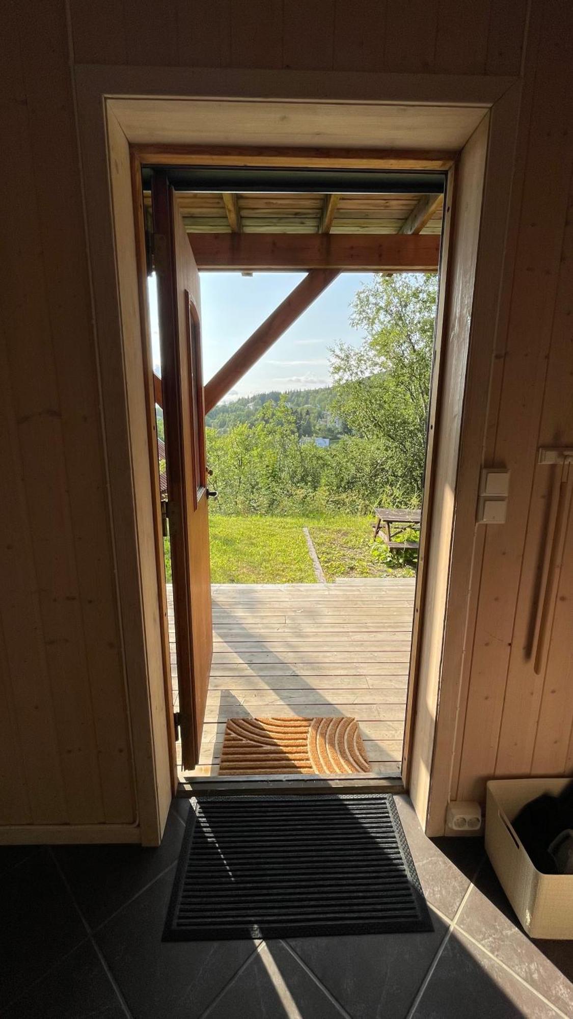 Sentral Og Romslig Leilighet Naert Senja 핀스네스 외부 사진